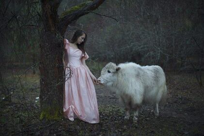 Katerina Plotnikova, modelle e animali posano insieme 3