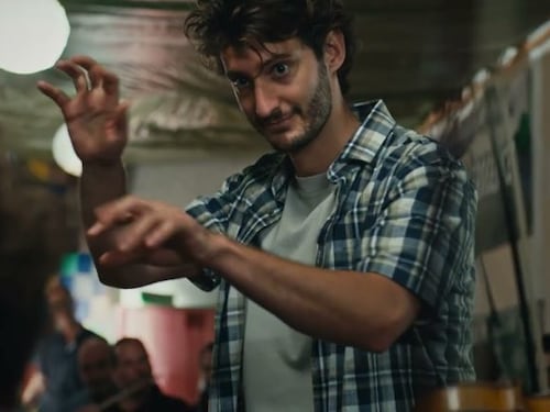 “Il libro delle soluzioni”, un film la cui stravaganza si tramuta in noia