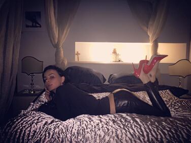Nina Moric hot dopo la doccia 14