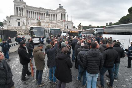 I bus turistici bloccano piazza Venezia 2