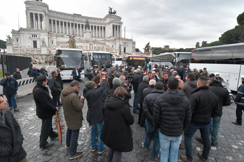 I bus turistici bloccano piazza Venezia 2