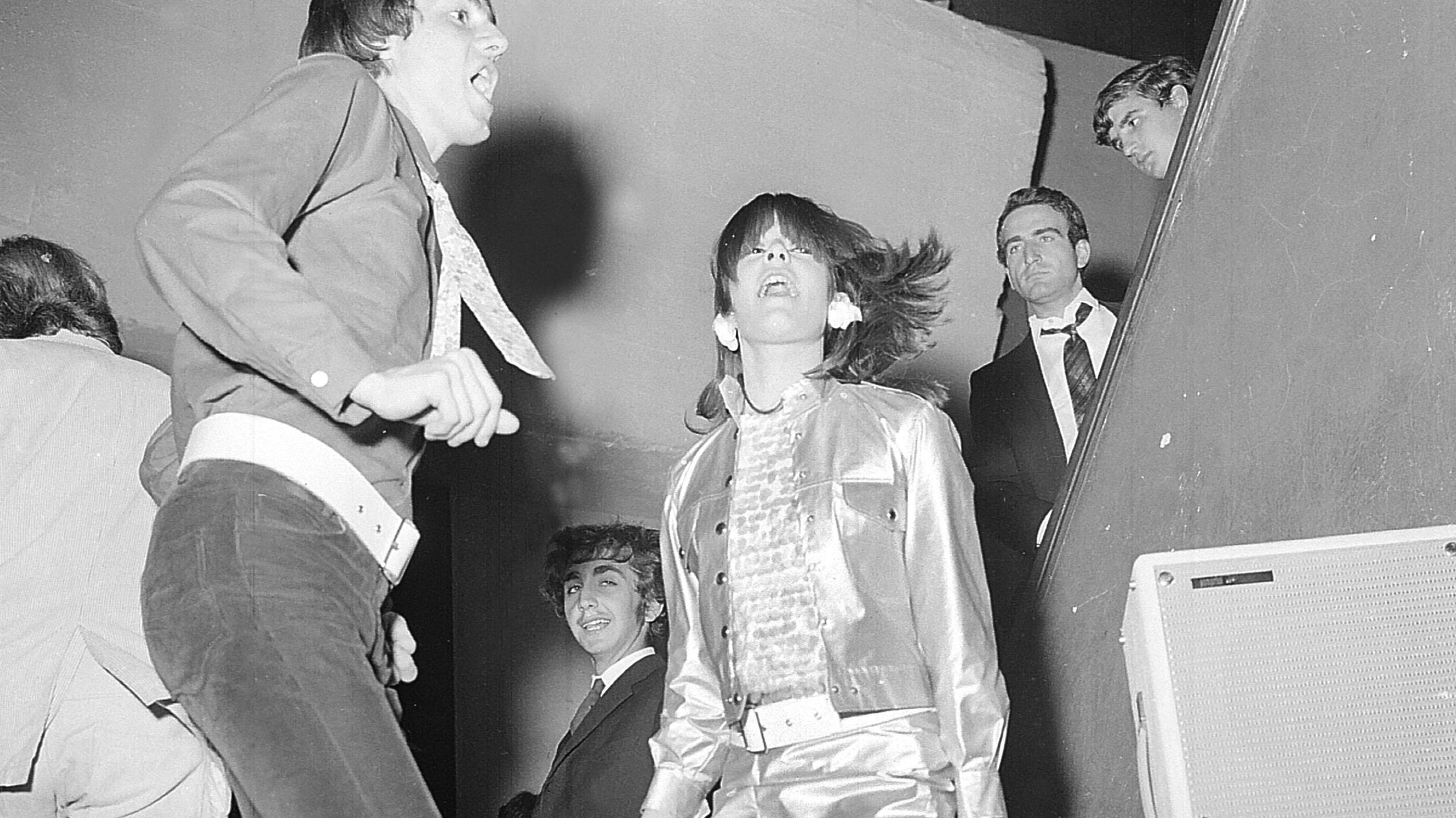 Se ne va la generazione dei ragazzi degli anni '60