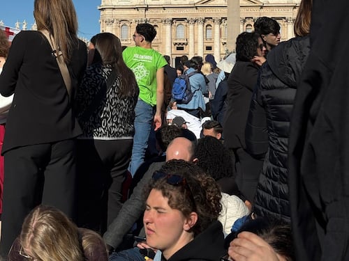 La corsa dei «Papa boys» ai funerali