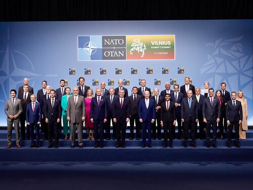 La Nato invita Kiev. Zelensky non ci sta: "Assurdi altri rinvii". Armi, l'ira di Mosca