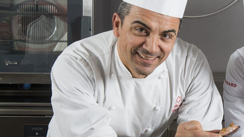 "No comunisti o con problemi di orientamento sessuale". Bufera sullo chef stellato