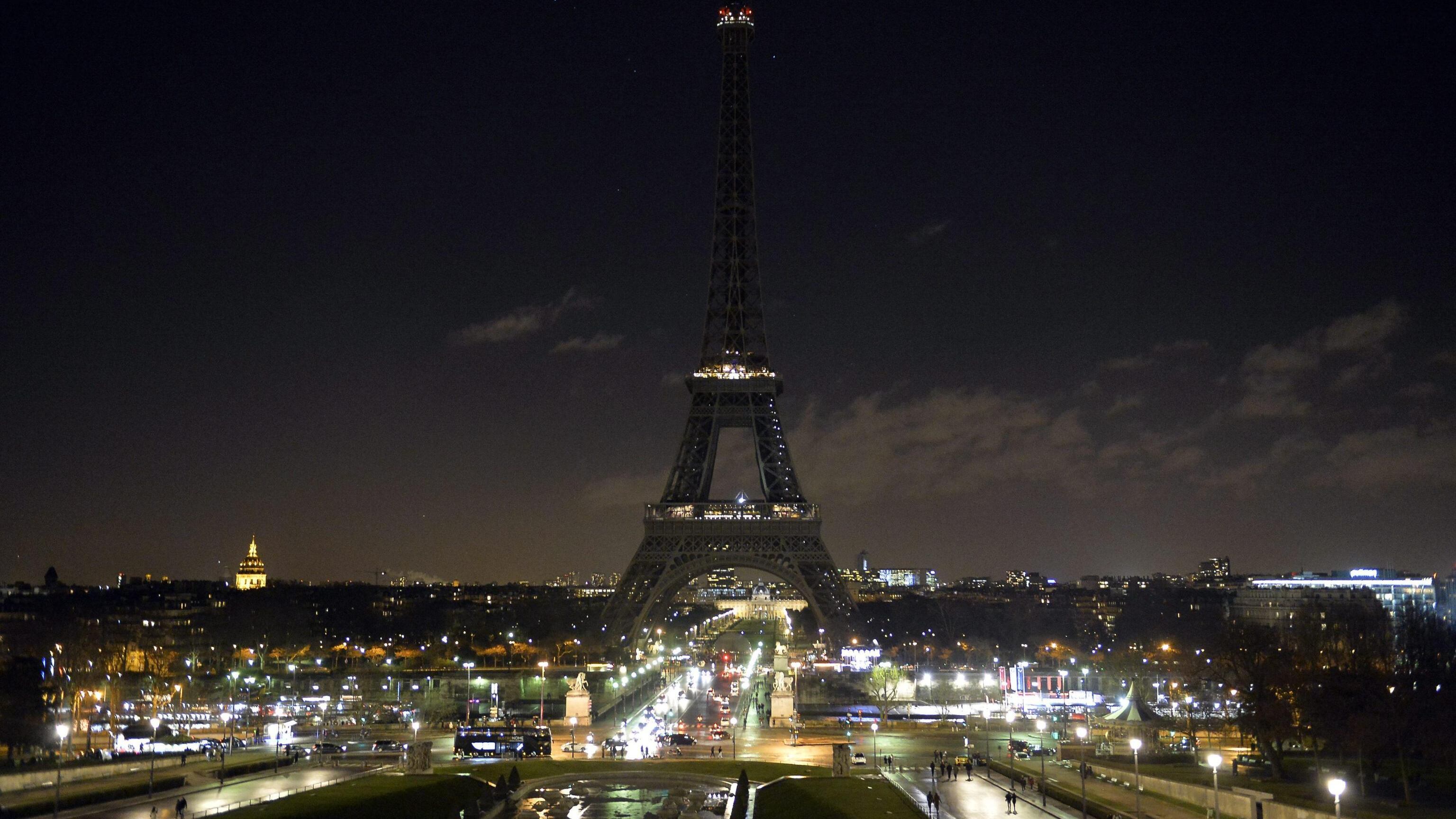 Parigi, chiusa la Tour Eiffel: "Uomo sospetto con lo zaino"