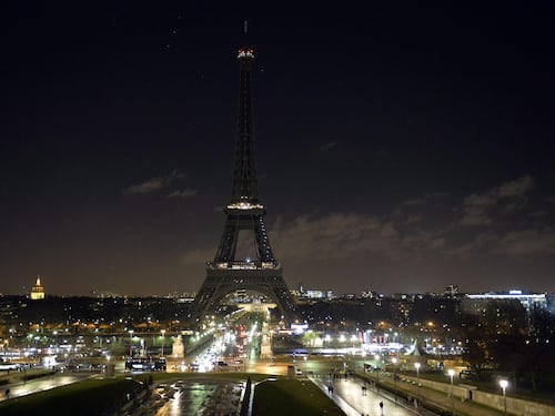 Parigi, chiusa la Tour Eiffel: "Uomo sospetto con lo zaino"