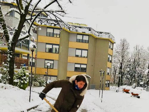 La neve non ferma Sesto. Il sindaco Di Stefano in prima linea a spalare le strade