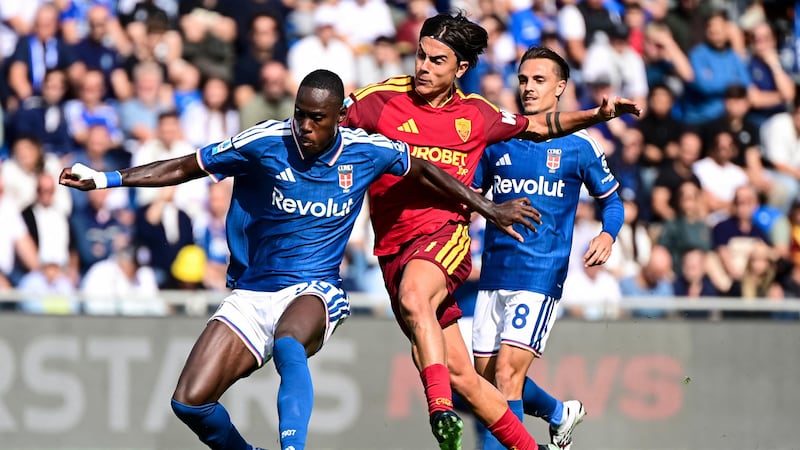 La Roma in dieci strappa un punto d’oro al Como: al Sinigaglia finisce 0-0