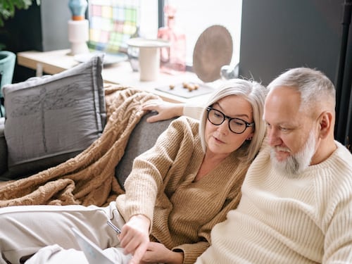 Serie tv e film da vedere insieme: 5 consigli per over 60 (e non solo)