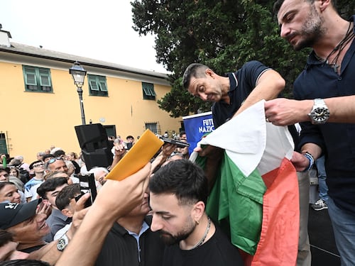 Vannacci sotto pressione: 600 militanti lasciano il partito in Calabria e gli antifà lo contestano a Genova