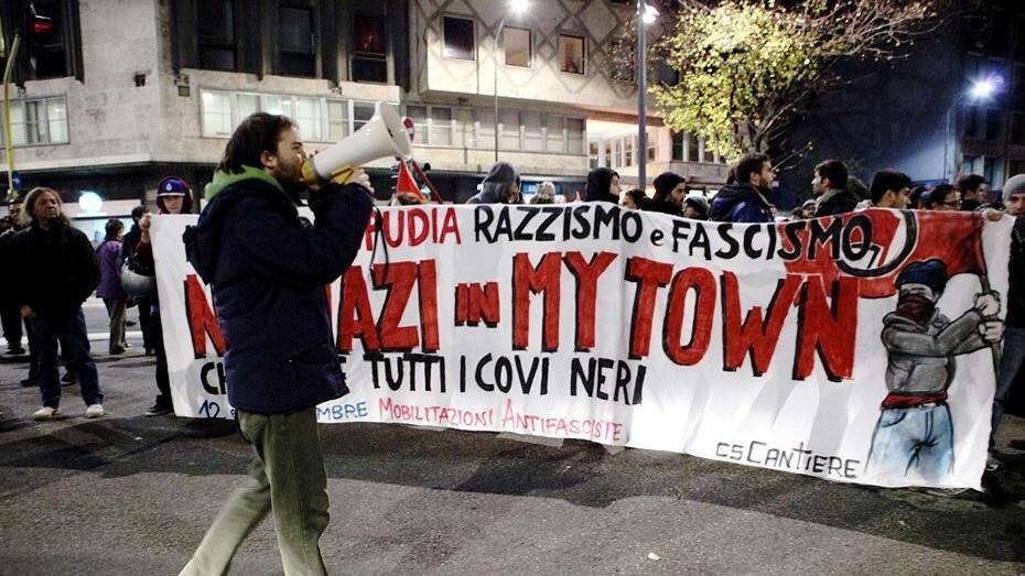 La guerriglia tra estremisti diventa un blocco del traffico