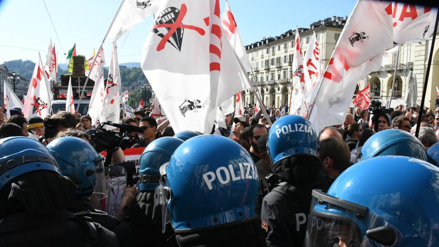 Torino, così il vicesindaco grillino difendeva gli estremisti rossi di Askatasuna