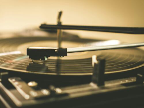 La penna spezzata, c'era una volta l'arte lenta del critico musicale