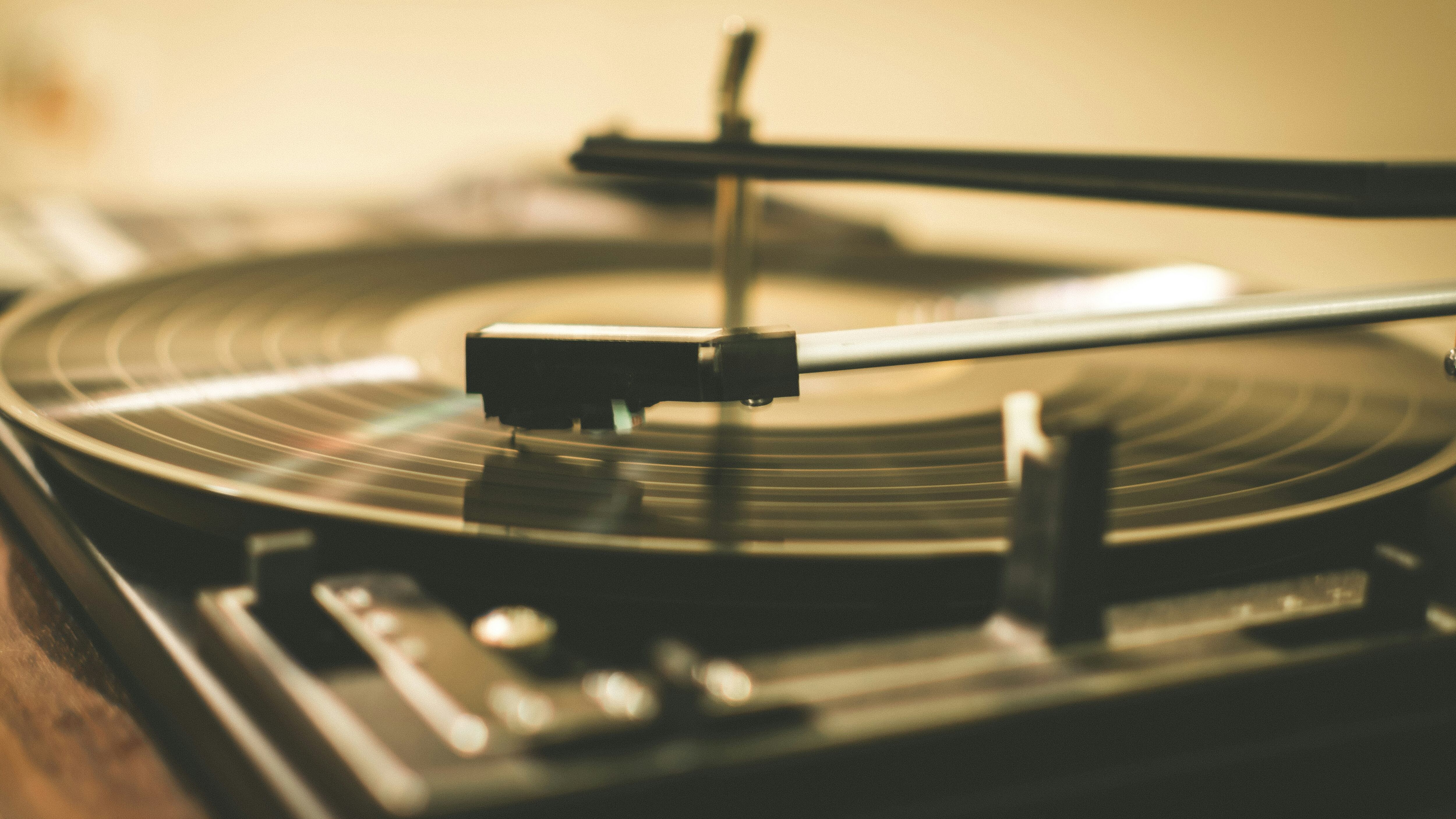 La penna spezzata, c'era una volta l'arte lenta del critico musicale