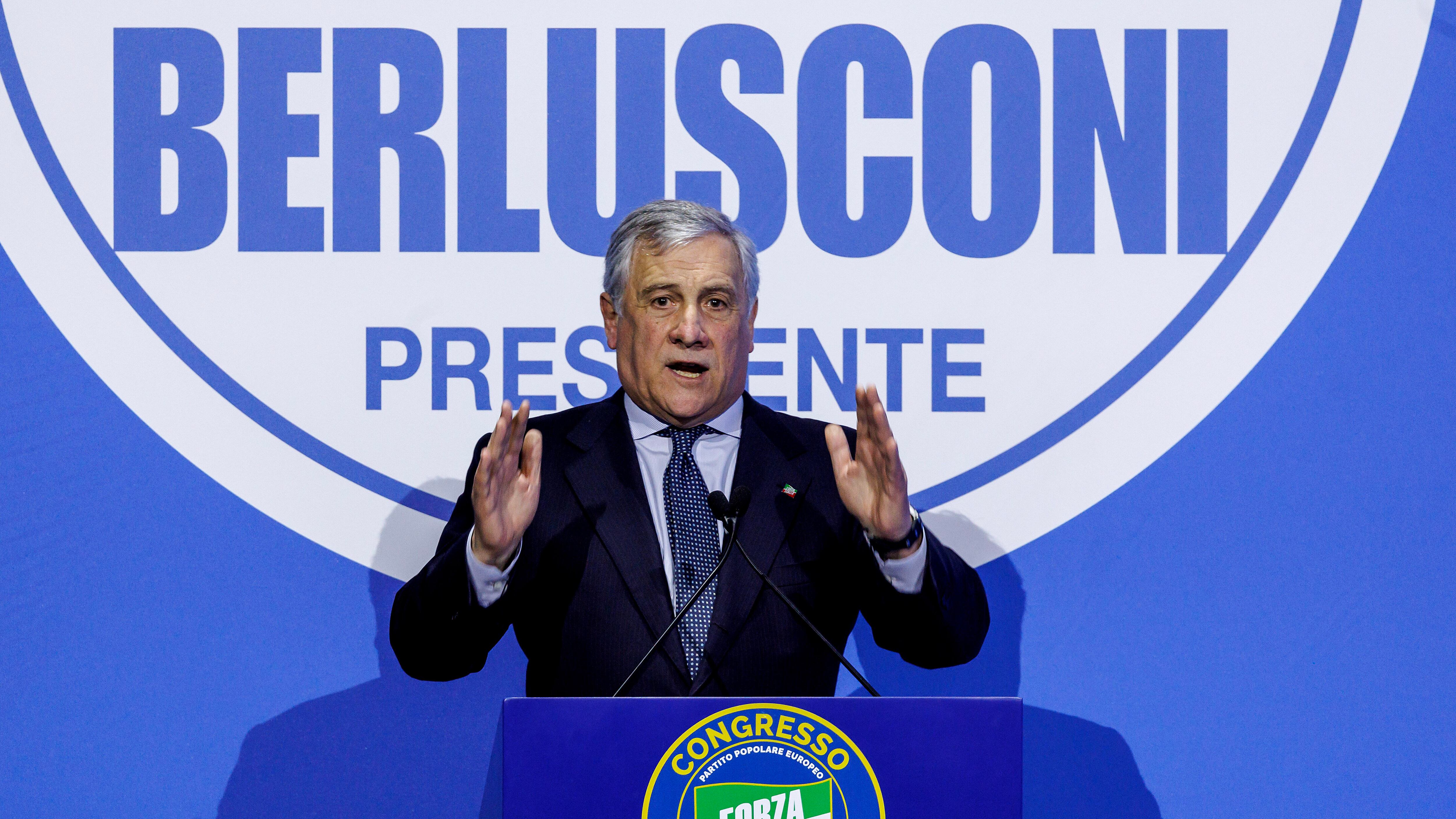 Forza Italia, Tajani apre il congresso: "Senza Berlusconi mi sento in Champions senza Maradona"