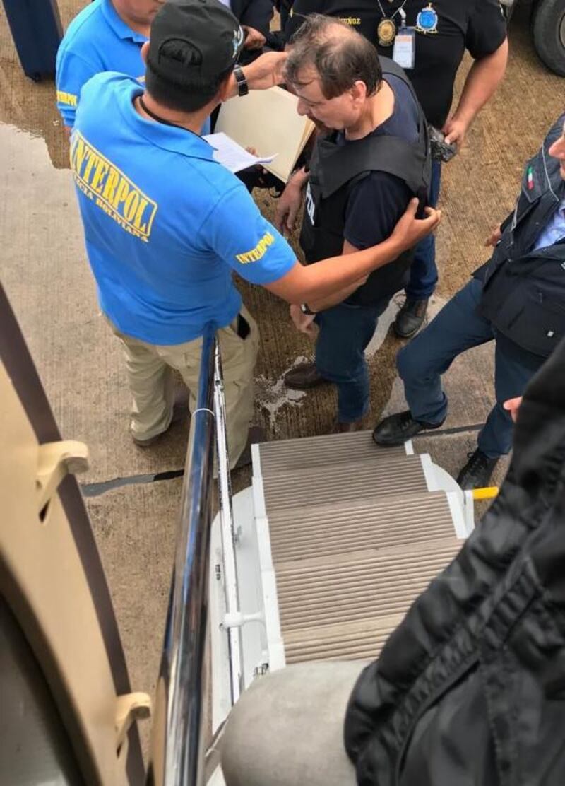 Bolivia, Battisti sale sull'aereo diretto a Roma 1