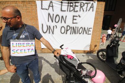 Vaccini, la manifestazione delle mamme no-vax 9