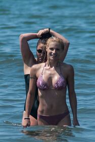 Michelle Hunziker, sexy in spiaggia con le figlie 14
