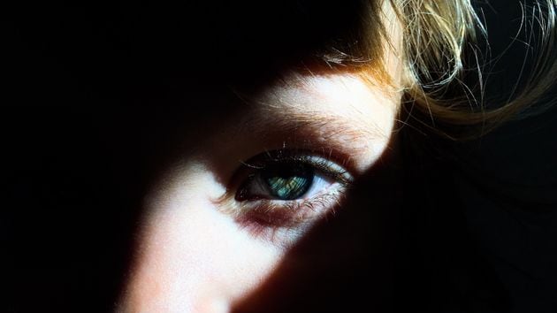 "Tu andrai all'inferno..." Un bambino tormentato e segregato dai familiari