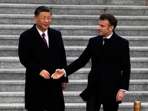 Macron è "il poliziotto buono". Sceglie la realpolitik e fa affari