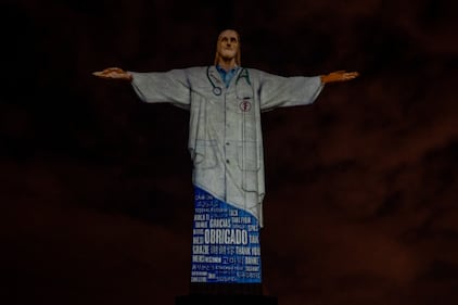 Il Cristo Redentore si illumina per onorare i medici e gli infermieri che combattono il coronavirus 13
