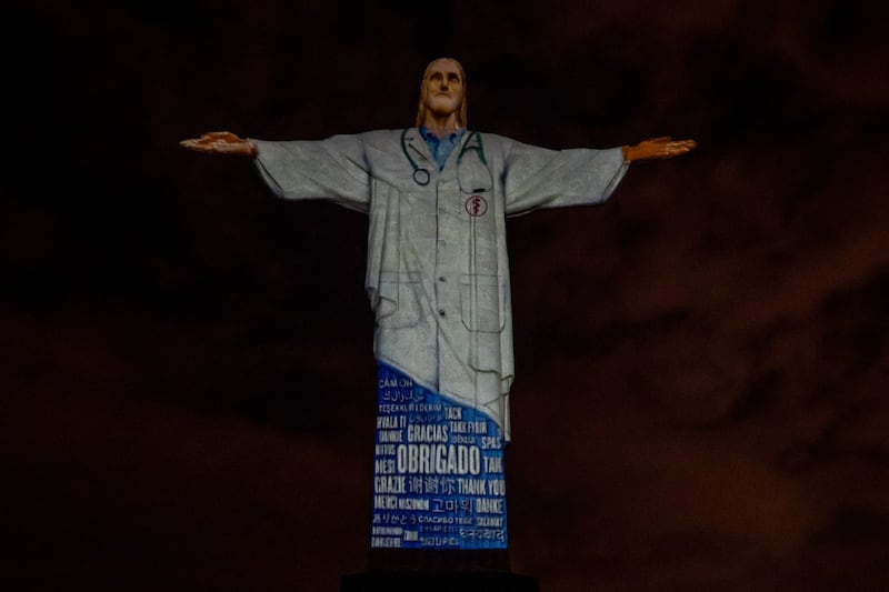 Il Cristo Redentore si illumina per onorare i medici e gli infermieri che combattono il coronavirus 13