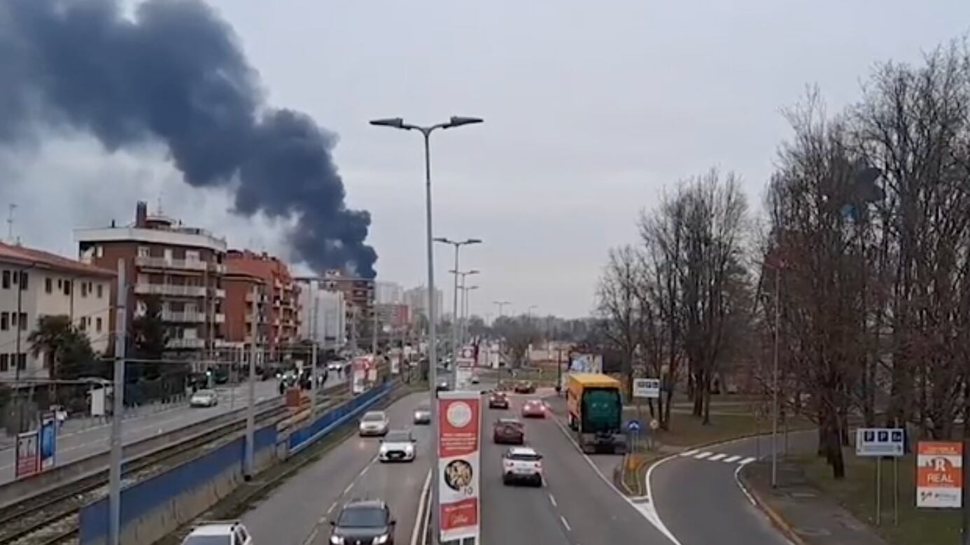 Incendio a Milano, a fuoco le torri bianche di via Saponaro