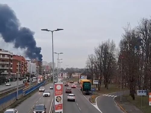 Incendio a Milano, a fuoco le torri bianche di via Saponaro