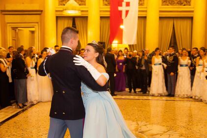 A Milano le debuttanti ballano il valzer. E c'è anche Cenerentola 24