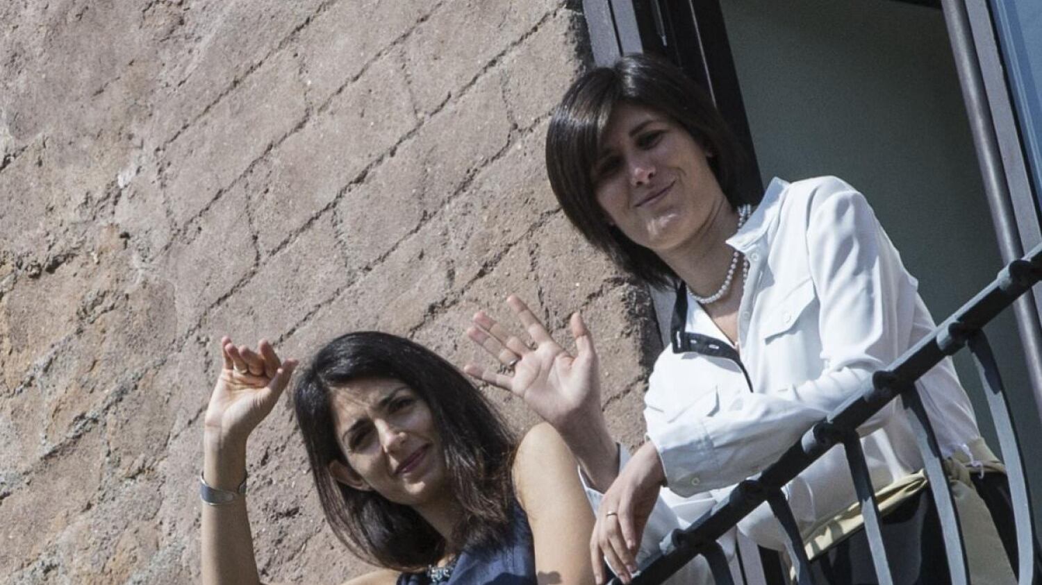 Leggi speciali e gare di rutti: Raggi e Appendino su Marte