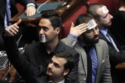 Dl lavoro, bagarre in Aula. I deputati grillini si incollano codici a barra sulla fronte 6