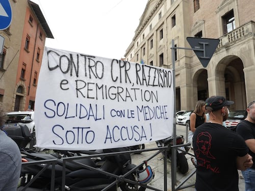 Perquisiti 23 medici anti-Cpr: certificati falsi per i clandestini