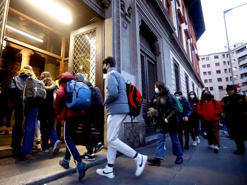 Scuola nel caos: scontro sui numeri. "In classe al 93%". "Metà già in Dad"