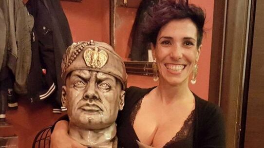 Sassari, consigliera 5 stelle si fa una foto col busto di Mussolini