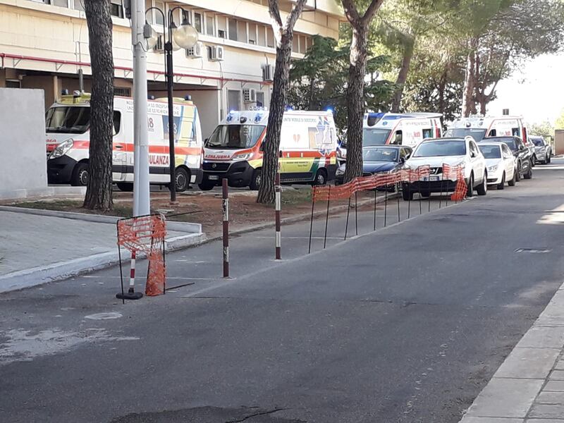 Ambulanze attendono di entrare in ospedale a Taranto.