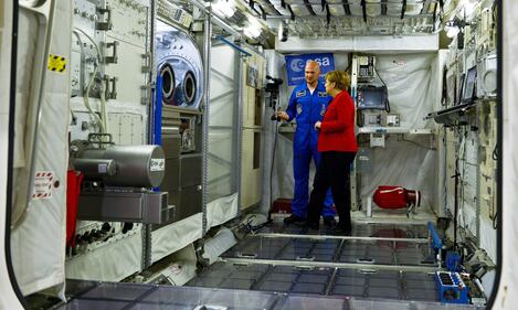 La Merkel con gli astronauti dell'Esa 2