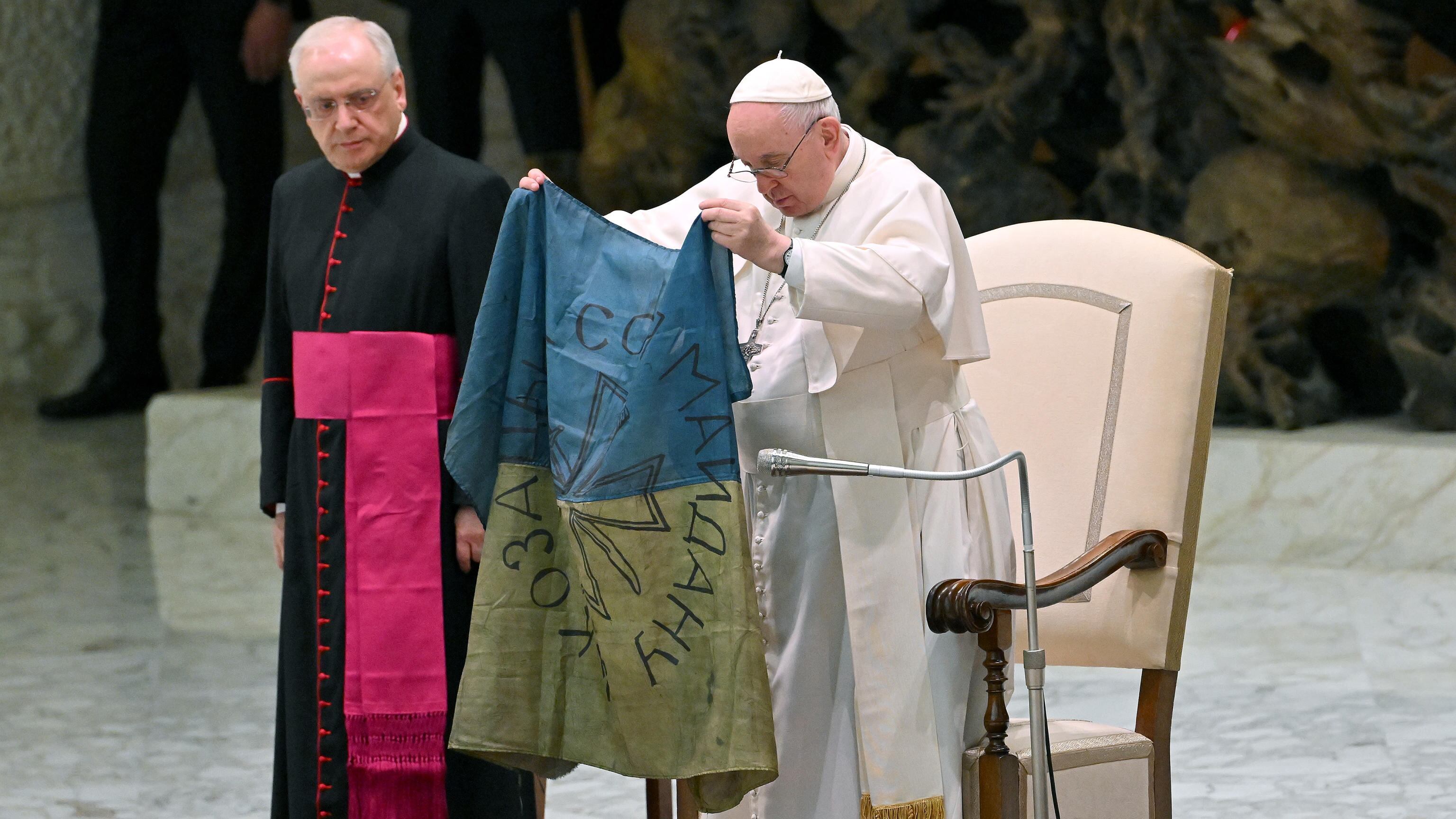Il Papa con la bandiera dalla martoriata Bucha: "Non dimentichiamo"