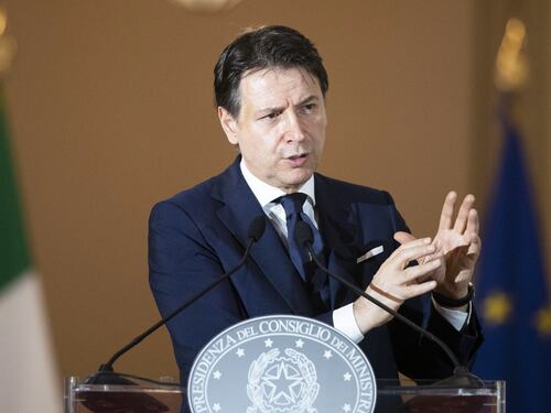 Conte scrive agli italiani: "Saranno mesi complessi e duri"