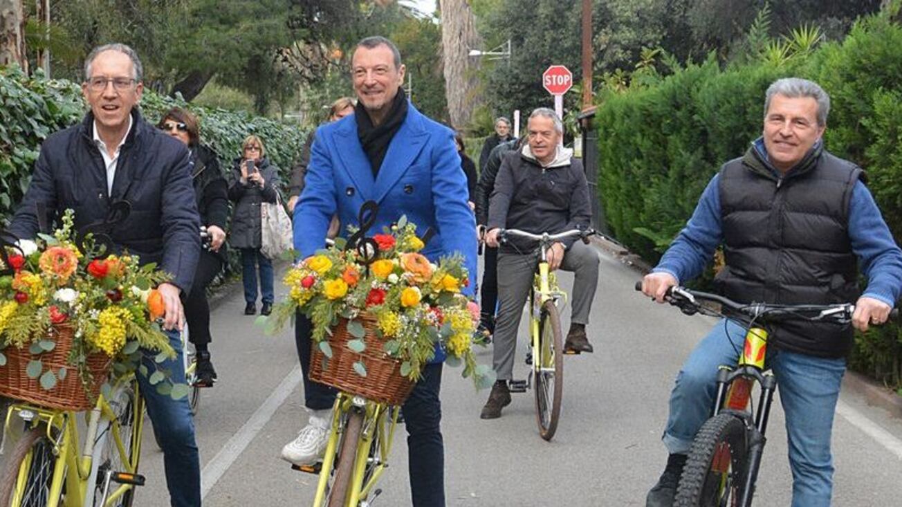 Amadeus fa il giardiniere e pianta una mimosa per omaggiare le donne