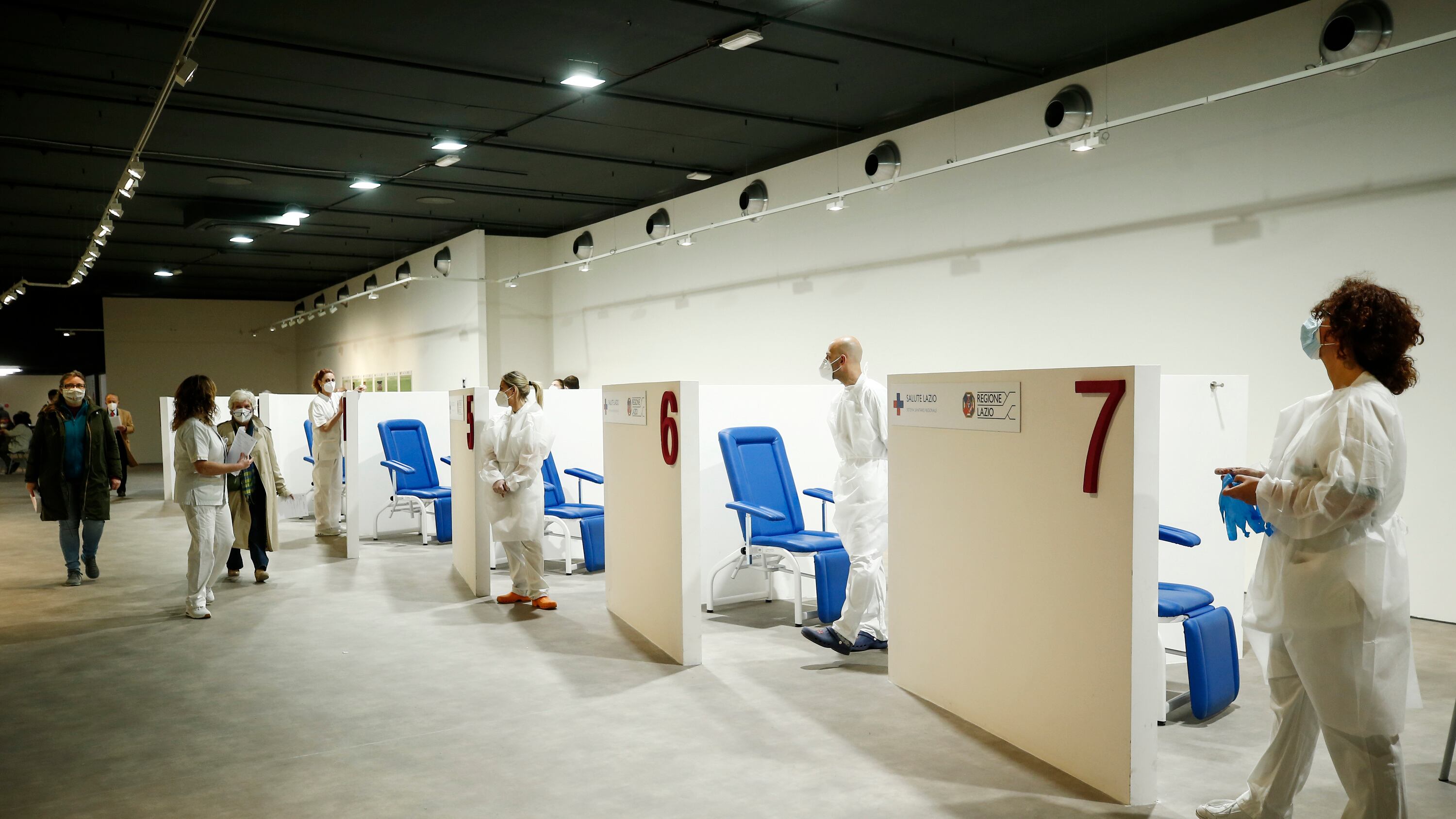 Indice di immunizzati nuovo parametro per evitare il "giallo". Figliuolo ai No Vax: non c'è peggior sordo...