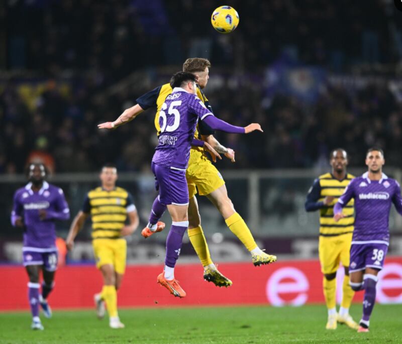 Scontro da braccio di ferro fisico e mentale tra Fiorentina e Parma (via Parma Calcio)