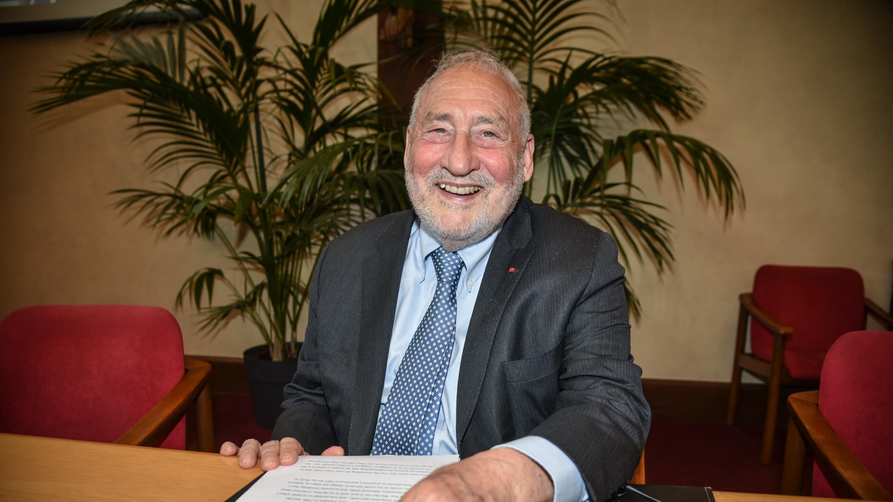Da Stiglitz solo fango e deliri: "In Italia rischio autoritarismo"