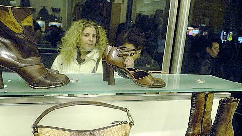 Sesto furto in due mesi a un negozio di scarpeSabato l'ultimo episodio: le commesse hanno inseguito il ladro che è fuggito