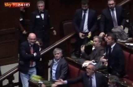 Il lancio di crisantemi in Aula 1