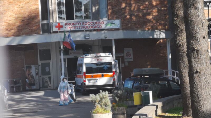 All'esterno del pronto soccorso dell'ospedale Cotugno di Napoli 1