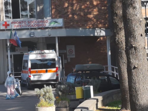All'esterno del pronto soccorso dell'ospedale Cotugno di Napoli