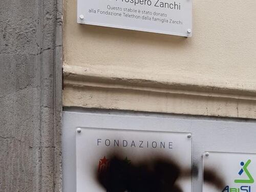 Milano, imbrattata la sede di Telethon