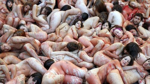 Spagna, protesta "naked" contro pellami e pellicce 1
