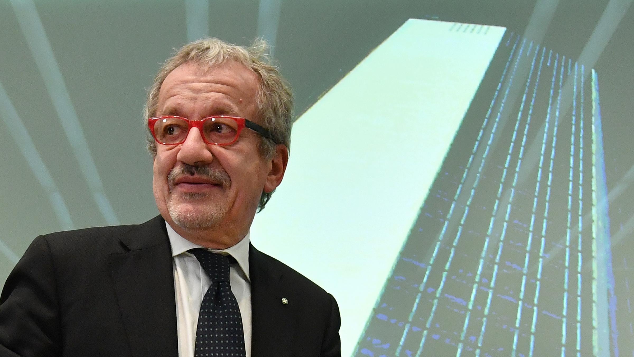 Sciacalli scatenati sui social: Maroni ruba pure da morto